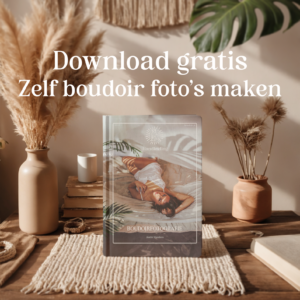 Tijdschrift op tafel met pampasgras in vazen. Tekst erboven luidt: "Download gratis Zelf boudoir foto’s maken.